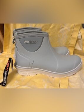 Dryshod Slipnot  Deck Shoes Boots in ghost/Gray Women’s 7-7.5 new with tags